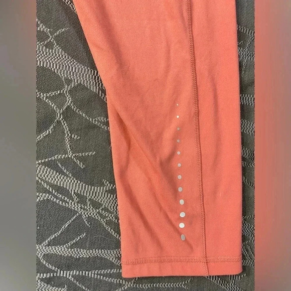 Danskin- Women's Reflective Capri Legging- High-Rise- Wide Waistband. - Picture 5 of 9